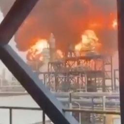 Video | Grote Koeweitse olieraffinaderij vliegt in brand