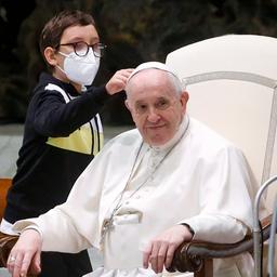 Video | Jongen probeert hoofddeksel van paus te bemachtigen