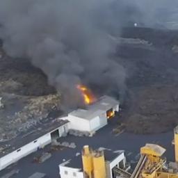 Video | Lava op La Palma slokt cementfabriek op