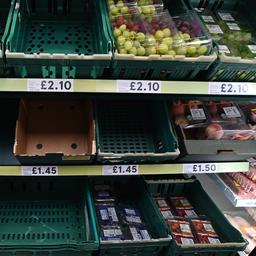 Lege Britse supermarktschappen gevuld met afbeeldingen van eten