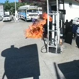 Video | Motor vliegt in brand tijdens tankbeurt