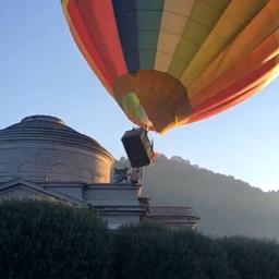 Video | Nederlandse luchtballon vol toeristen beschadigt Italiaans museum