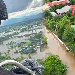 Video | Paraglider dropt voedsel boven ondergelopen Thais dorp