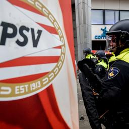 Politie Eindhoven neemt lijnbus over om opgepakte supporters te vervoeren