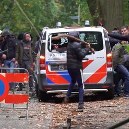 Video | Relschoppers vernielen politiebus na derby NEC-Vitesse