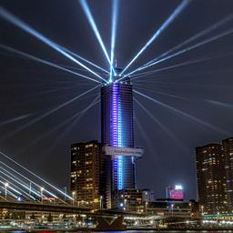 Video | Rotterdam organiseert lichtshow vanaf 215 meter hoge Zalmhaventoren