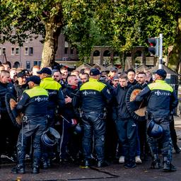 Rotterdamse politie oneens met Duitse voetbalclub over ingrijpen bij rellen