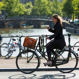 Ruim 850 boetes per week voor telefoongebruik op de fiets