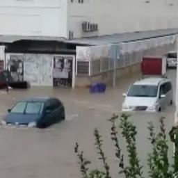Video | Spaanse stad loopt onder door hevige regenval