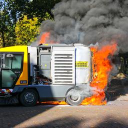 Video | Veegwagen in Gelders dorp Ugchelen vat plotseling vlam