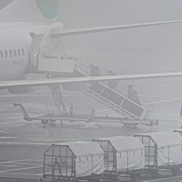 Vliegverkeer vertraagd en omgeleid vanwege mist, code geel voor het hele land