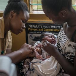 WHO keurt eerste malariavaccin goed en beveelt het Afrikaanse kinderen aan