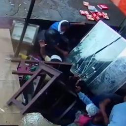 Video | Zinkgat slokt twaalf mensen op in India