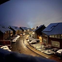 Eerste sneeuw van het najaar blijft liggen in Brabant en Gelderland