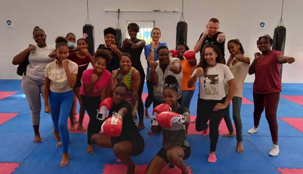 Kickbokster Denise Kielholtz geeft training aan meisjes met verstandelijke handicap