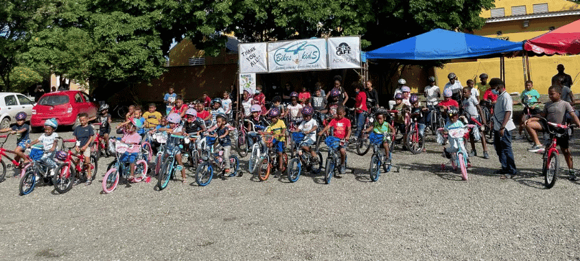 111 kinderen krijgen fiets cadeau bij laatste actie Bikes 4 Kids Curaçao