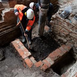Archeologen vinden resten van middeleeuws gebouw onder Eerste Kamer