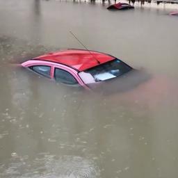 Video | Auto’s kopje-onder na hevige regenval in Noord-Spanje