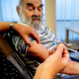 Bescherming die coronavaccins bieden aan ouderen is opnieuw iets afgenomen