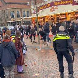 Video | Betogers Kick Out Zwarte Piet bekogeld met oliebollen in Volendam