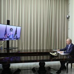 Biden waarschuwt Poetin in videogesprek voor escalatie aan grens Oekraïne