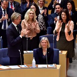 Binnen paar uur afgetreden premier van Zweden week later opnieuw verkozen