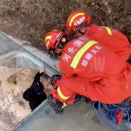 Video | Chinese brandweer redt vrouw na val door glazen loopbrug
