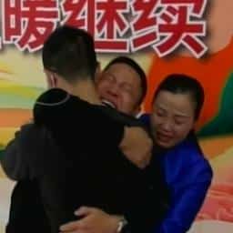 Video | Chinese ouders na veertien jaar herenigd met ontvoerde zoon