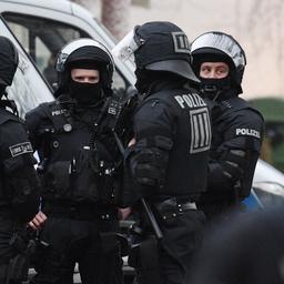 Duitse politie doet invallen na bedreigingen premier Saksen op Telegram