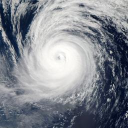 Duizenden reddingswerkers ingeschakeld na tyfoon in Filipijnen