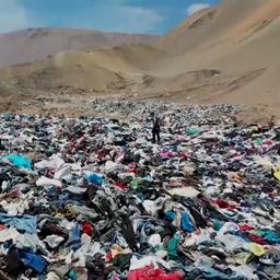 Video | Enorme berg afgedankte kleding gedumpt in Chileense woestijn