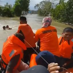 Video | Filipijnse reddingswerkers brengen mensen in veiligheid na tyfoon