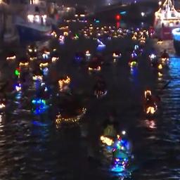 Video | Honderden kajakken verlichten kanalen van Kopenhagen