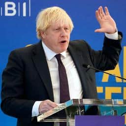 Johnson loodst coronaplan door Brits parlement na chaosweek met fel verzet