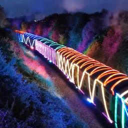 Video | Kersttrein met neonlichten rijdt langs Engelse kust