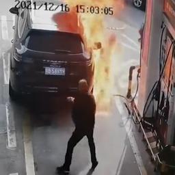 Video | Man in China steekt voertuig van tankende automobilist in brand