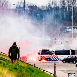Man opgepakt voor poging tot doodslag van agent bij Feyenoord-Ajax