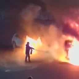 Video | Omstanders bevrijden bestuurder uit brandend busje in China