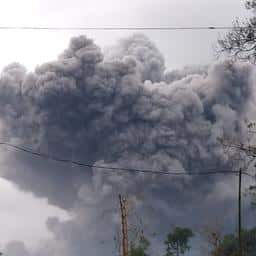 Video | Omwonenden slaan op de vlucht na uitbarsting vulkaan op Java