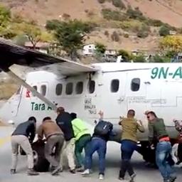 Video | Passagiers duwen defect vliegtuigje van landingsbaan in Nepal