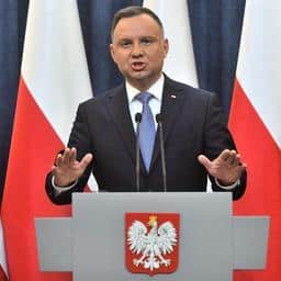 Poolse president Duda spreekt zijn veto over omstreden mediawet uit