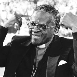 Reacties op dood Desmond Tutu: een grootheid die daad bij het woord voegde