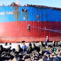 Video | Rusland evacueert opvarenden van gestrand Chinees schip
