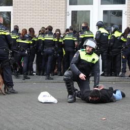 Tientallen aanhoudingen na bestorming van OPCW-pand in Den Haag