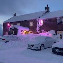 Video | Tientallen Britten vast in ondergesneeuwde pub