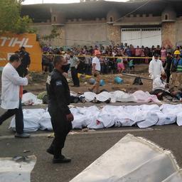 Tientallen doden doordat vrachtwagen met migranten kantelt in Mexico