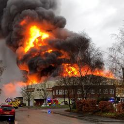Video | Vlammen grijpen om zich heen op Engels industrieterrein