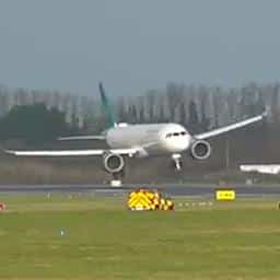 Video | Vliegtuig in Ierland heeft moeite met landen door storm Barra