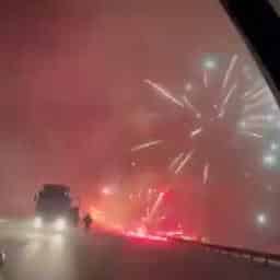Video | Vuurwerk schiet uit vrachtwagen na ongeluk op Kazachse snelweg