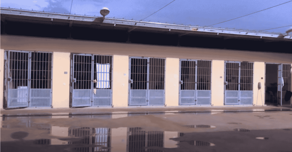 Gevangene op Bonaire steekt cel in brand